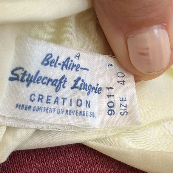 Vintage Bel-Aire Stylecraft Lingerie light yellow pajama top & robe - Picture 10 of 11